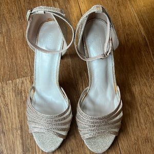 Size 9 David’s bridal gold glitter heels w ankle strap